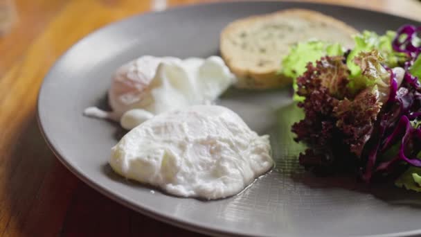 Delicious Poached Eggs Breakfast Dish Crispy Bread Vegetables Salad Healthy — Stock Video