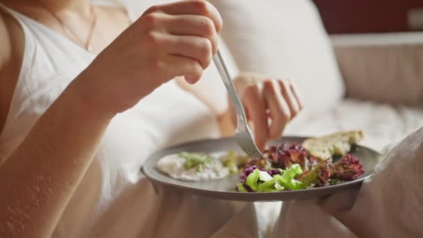 Ernährungs Und Menschenkonzept Frühstücksbrunch Eier Gemüse Salat Restaurant Café Brot — Stockvideo