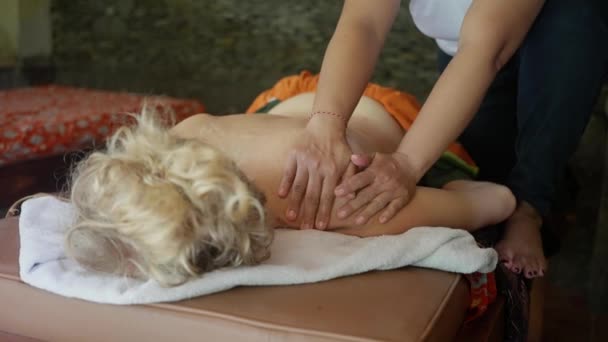 Gravação Vídeo Das Mãos Uma Massagista Dando Uma Massagem Nos — Vídeo de Stock