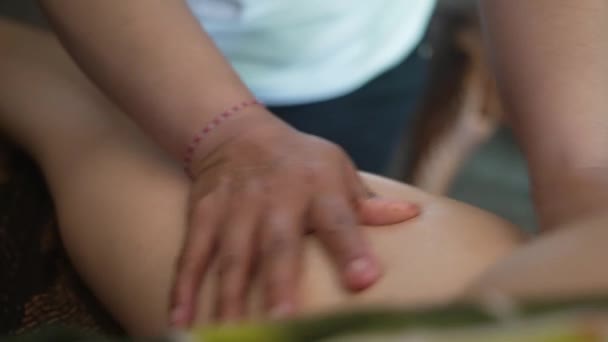 살롱에 여자는 절차를 즐기고 마사지 치료사는 편안한 마사지를 제공합니다 마사지 — 비디오