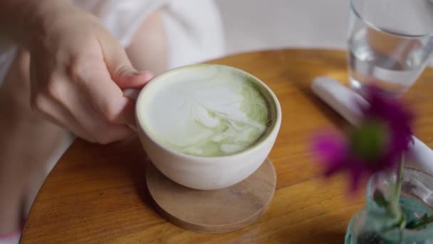 Egy Kávéscsésze Zöld Matcha Latte Val Egy Lány Kezében Egy — Stock videók