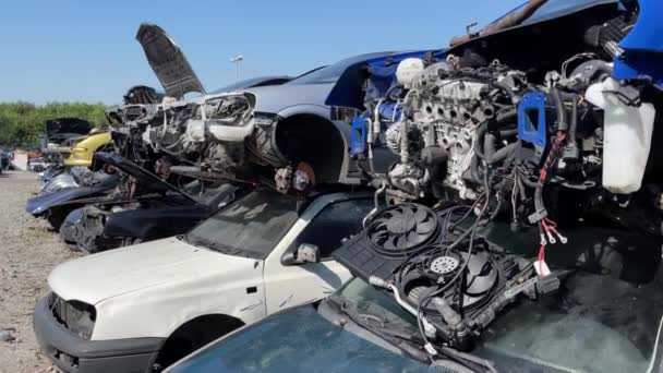 损坏的汽车在垃圾场被打捞的汽车零部件 车辆回收业 高质量的4K镜头 — 图库视频影像