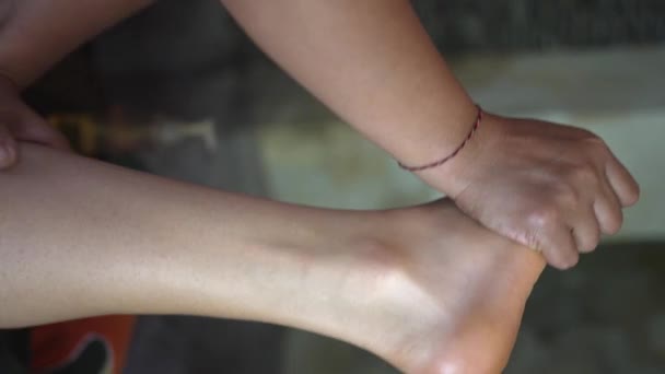 Terapeut Profesionist Masaj Oferă Masaj Relaxant Pentru Picioare Client Într — Videoclip de stoc