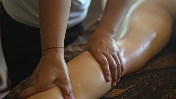 Masajista Profesional Masaje Relajante Los Pies Cliente Salón Spa Está — Vídeos de Stock