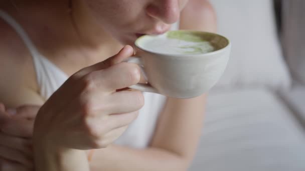 Dívka Pije Zelené Zápalkové Latté Zblízka Šálku Kávy Zpomaleně Detailní — Stock video