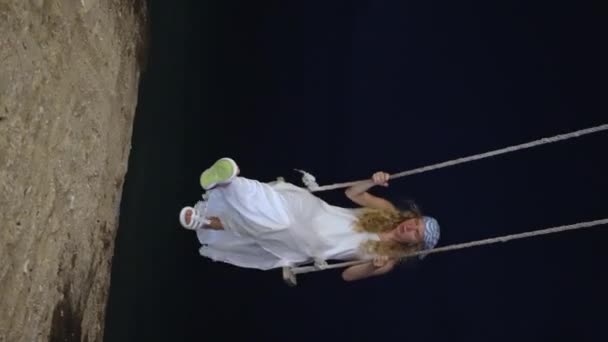 Sexy Albino Mujer Balanceándose Columpio Cuerda Por Noche Complejo Vacacional — Vídeo de stock