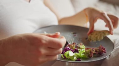 Yakın plan, kadın yumurta ve ekmekle salata yiyor. Kahvaltı yumurtaları sebze salatası lokantası, ekmekler sağlıklı, diyet ve insanlar konsepti. Ağır çekim. Yüksek kalite 4k görüntü