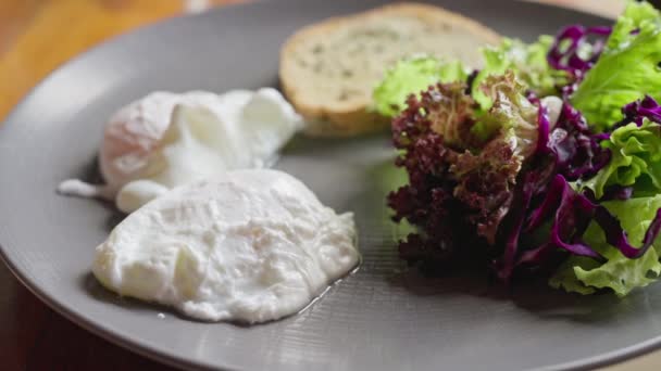 Köstliche Pochierte Eier Frühstücksgericht Mit Knusprigem Brot Gemüsesalat Gesundes Frühstück — Stockvideo