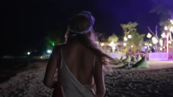 Geceleri Sakin Deniz Dalgaları Bir Kadın Gece Okyanus Boyunca Yürüyor — Stok video
