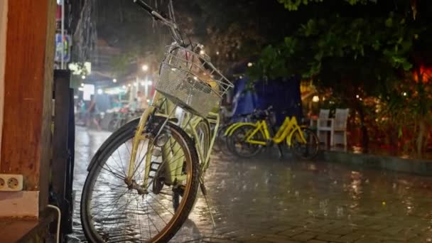 Bicicletta Gialla Retrò Con Borsa Biciclette Bagna Sotto Pioggia Notte — Video Stock