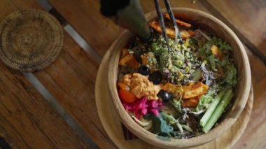  Avokado, edamame, ahşap tabakta salatalık. Sağlıklı yiyecekler. Organik ve temiz yemek. Zeytin, susam tohumu, Norveç yosunu, otlar, pancar, diyet öğle yemeği. Bali yemekleri, yukarıdan manzara