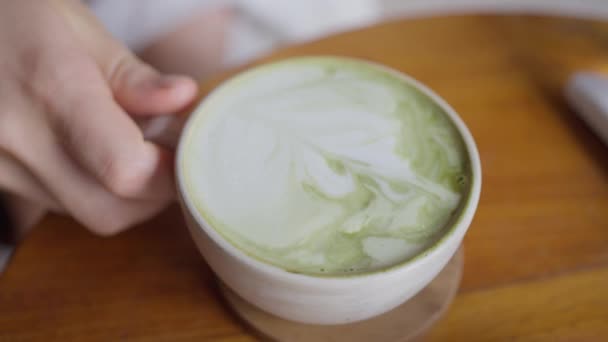 Egy Kávéscsésze Zöld Matcha Latte Val Lány Felvesz Egy Finom — Stock videók
