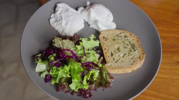Lahodný Vařený Vaječný Snídaňový Pokrm Křupavým Chlebem Zeleninový Salát Zdravá — Stock video
