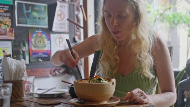 Mulher Comer Com Pauzinhos Chineses Comida Orgânica Limpa Legumes Frescos — Vídeo de Stock