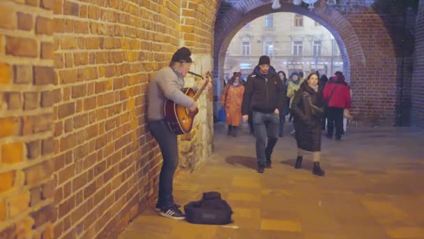 Hudebník Černém Klobouku Hraje Večer Kytaru Uličce Žádá Kolemjdoucí Dar — Stock video