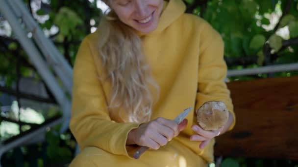 Eine Frau Putzt Steinpilze Garten Mit Einem Messer Zeitlupenaufnahmen Großaufnahme — Stockvideo
