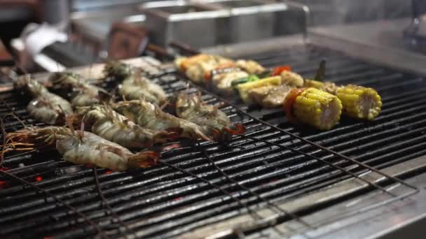剥皮的虾仁和蔬菜 玉米在明火中烹调 一个男人在烤架上放虾 海鲜着火了 高质量的4K镜头 — 图库视频影像