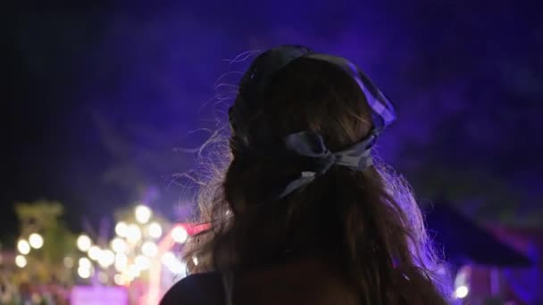 Bir Kadın Gece Sahilde Duruyor Telefonla Fotoğraf Çekiyor Dikiz Aynasından — Stok video