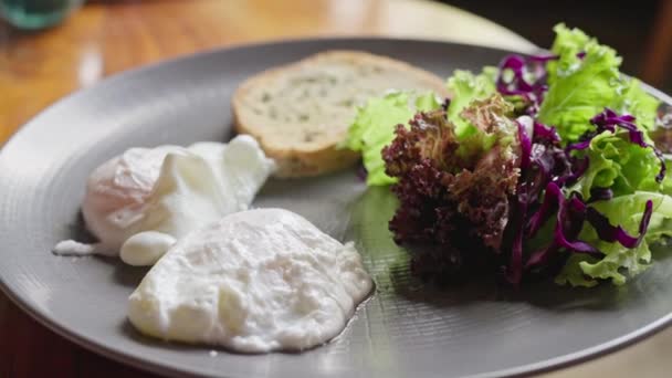 Gepocheerde Eieren Ontbijt Schotel Met Brood Salade Gezond Ontbijt Lunch — Stockvideo