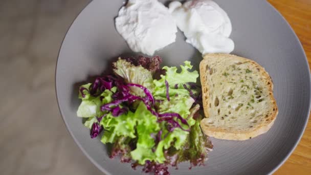 Pochierte Eier Frühstücksgericht Mit Knusprigem Brot Gemüsesalat Gesundes Frühstück Oder — Stockvideo