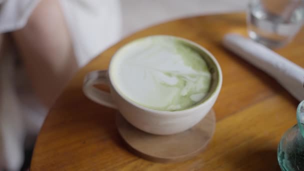 Egy Kávéscsésze Zöld Matcha Latte Val Egy Lánynak Van Egy — Stock videók