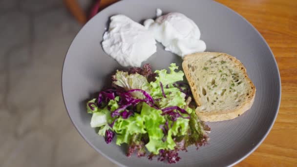 Κοντινό Πλάνο Αυγά Ποσέ Πρωινό Πιάτο Σαλάτα Λαχανικών Και Τραγανό — Αρχείο Βίντεο