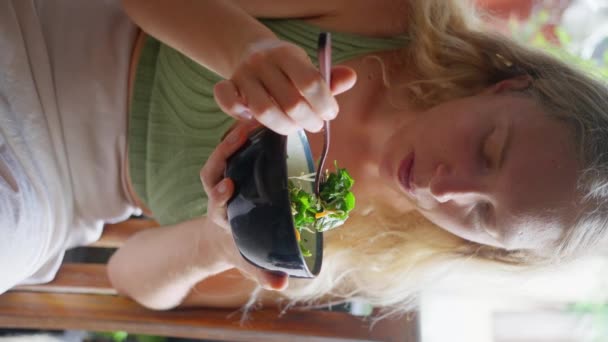 Frau Isst Salat Mit Avocado Bohnen Gurken Oliven Nori Algen — Stockvideo