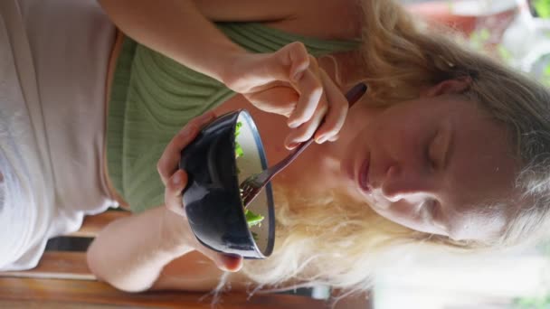 Mujer Comiendo Ensalada Con Aguacate Frijoles Pepino Aceitunas Algas Nori — Vídeos de Stock