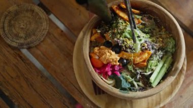  Avokado, edamame, ahşap tabakta salatalık. Sağlıklı yiyecekler. Organik ve temiz yemek. Zeytin, susam tohumu, Norveç yosunu, otlar, pancar, diyet öğle yemeği. Bali yemekleri, yukarıdan manzara