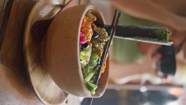 Orientalisch Traditioneller Balinesischer Veganer Salat Serviert Einem Holzteller Auf Hellem — Stockvideo