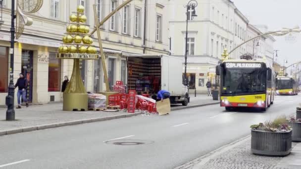 폴란드 바르샤바 2023년 16일 도로에 아스팔트에 부서진 부서진 도로에 쓰레기를 — 비디오