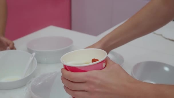 Fille Ramasse Sundae Bonbons Crème Glacée Savoureuses Cuillères Additifs Colorés — Video