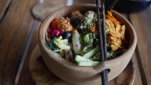 Balinese Vegan Salad Served Wooden Plate Light Rustic Background Oriental — Stock Video