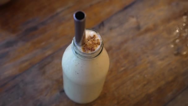 Masadaki Bir Şişeden Beyaz Milkshake Kokteyl Pipetli Bir Şişe Süt — Stok video