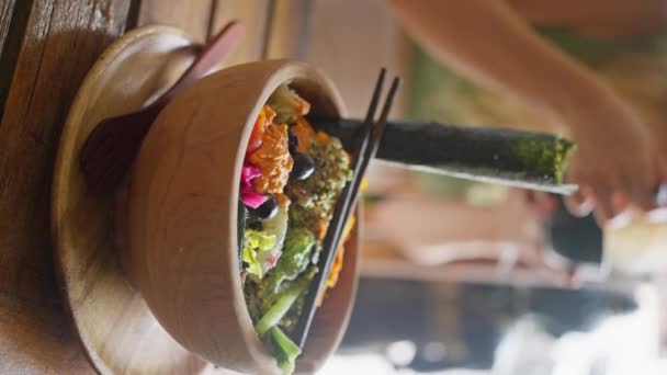 Orientalisch Traditioneller Balinesischer Veganer Salat Serviert Einem Holzteller Auf Hellem — Stockvideo