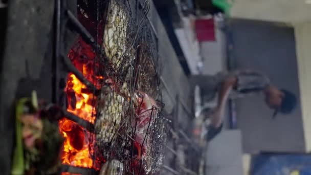Вечером Молодые Парни Готовят Рыбу Барбекю Типичном Азиатском Рыбном Рынке — стоковое видео