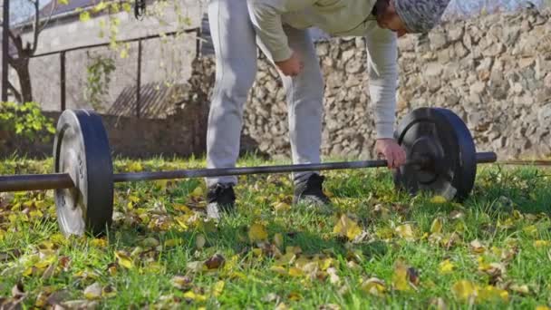 Evin Arka Bahçesinde Halterle Antrenman Yapan Bir Sporcunun Yakın Çekim — Stok video