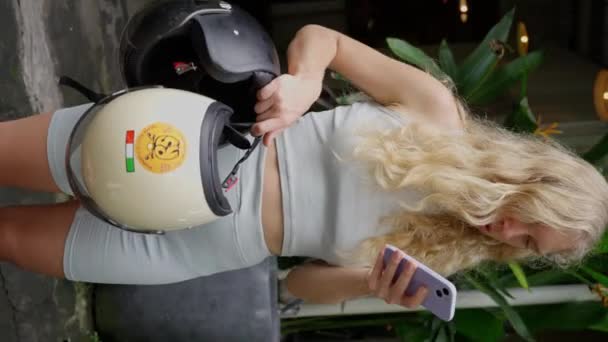 Bali Ledna2023 Vedle Restaurace Jedné Ruce Stojí Žena Motocyklovou Helmou — Stock video