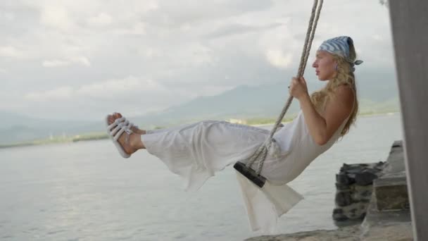 Uma Mulher Balançando Uma Corda Balançar Resort Férias Ilha Tropical — Vídeo de Stock