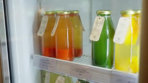 Natuurlijke Gezonde Drank Supermarkt Glazen Flessen Met Vers Geperst Sap — Stockvideo