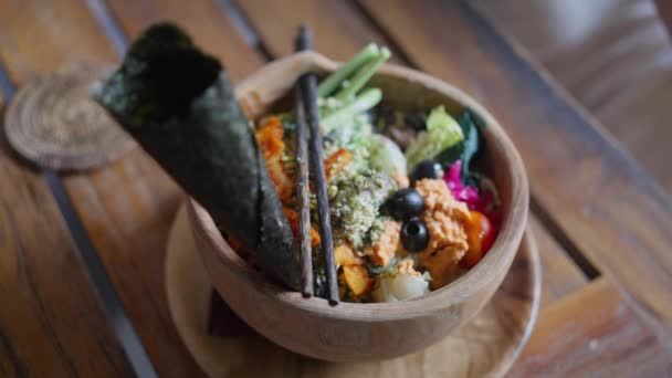 Orientale Tradizionale Cucina Balinese Insalata Vegana Servita Piatto Legno Vista — Video Stock