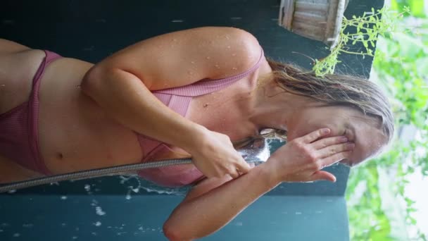 Egy Meztelen Szőke Lány Gyönyörű Barna Testtel Élvezi Nyári Zuhanyt — Stock videók