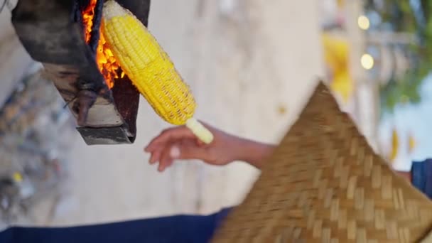 Жареный Початок Кукурузы Золотого Цвета Жарят Гриле Решетке Барбекю Дымом — стоковое видео