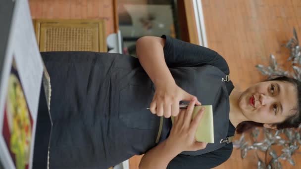 Азіатська Офіціантка Приймає Замовлення Гостей Дівчина Вибирає Страву Кафе Вертикальне — стокове відео
