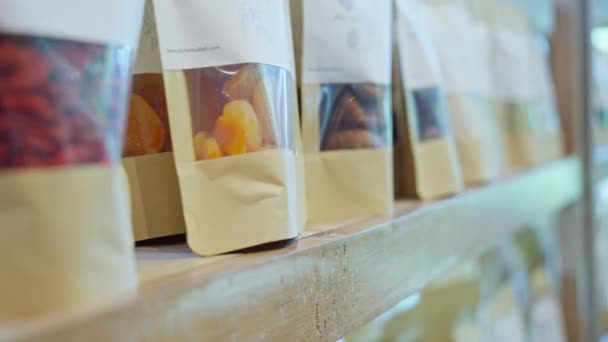 Estante Con Frutas Secas Nueces Bolsas Papel Superfoods Elegir Bayas — Vídeo de stock
