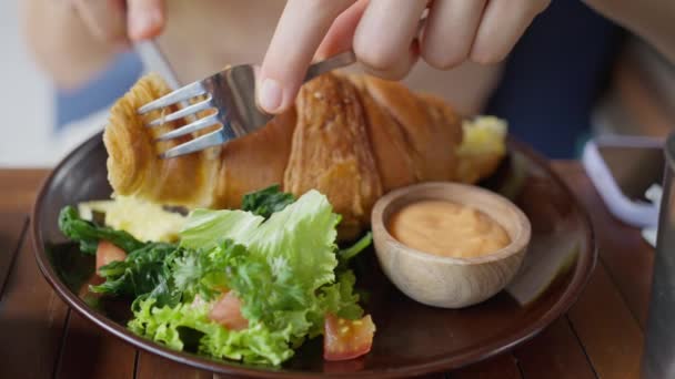 女人用刀和叉子 手切羊角与莫扎拉 沙拉叶 味道鲜美的有营养的香菜 盘子里的羊角面包慢动作 — 图库视频影像