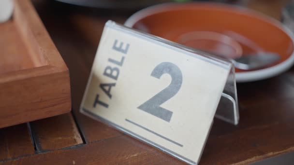 靠近点在咖啡店展示2号数字的桌上标牌 高质量的4K镜头 慢动作 — 图库视频影像