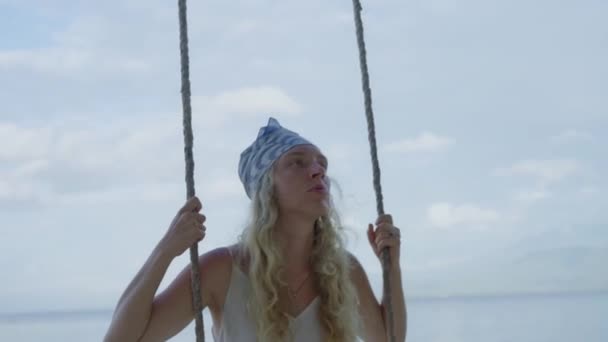 熱帯の島の休日のリゾートでスイングロープで泳ぐ女性 スローモーション 高品質の4K映像 — ストック動画