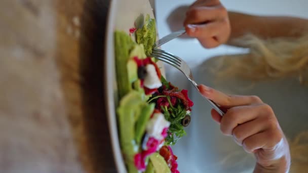 Zbliżenie Dziewczyna Gofry Tnie Nożem Bierze Widelcem Smaczne Wegańskie Śniadanie — Wideo stockowe