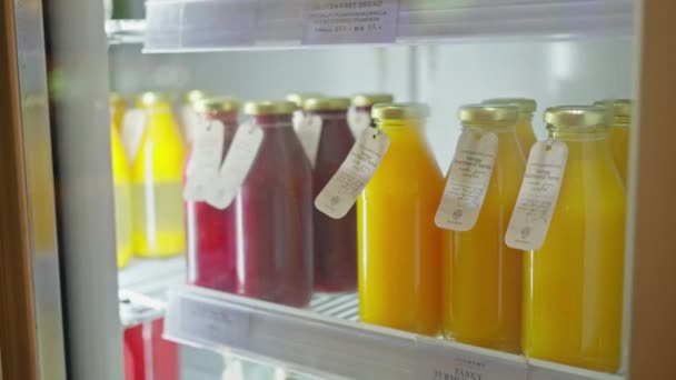 Bebida Saudável Natural Supermercado Garrafas Vidro Com Suco Recentemente Espremido — Vídeo de Stock